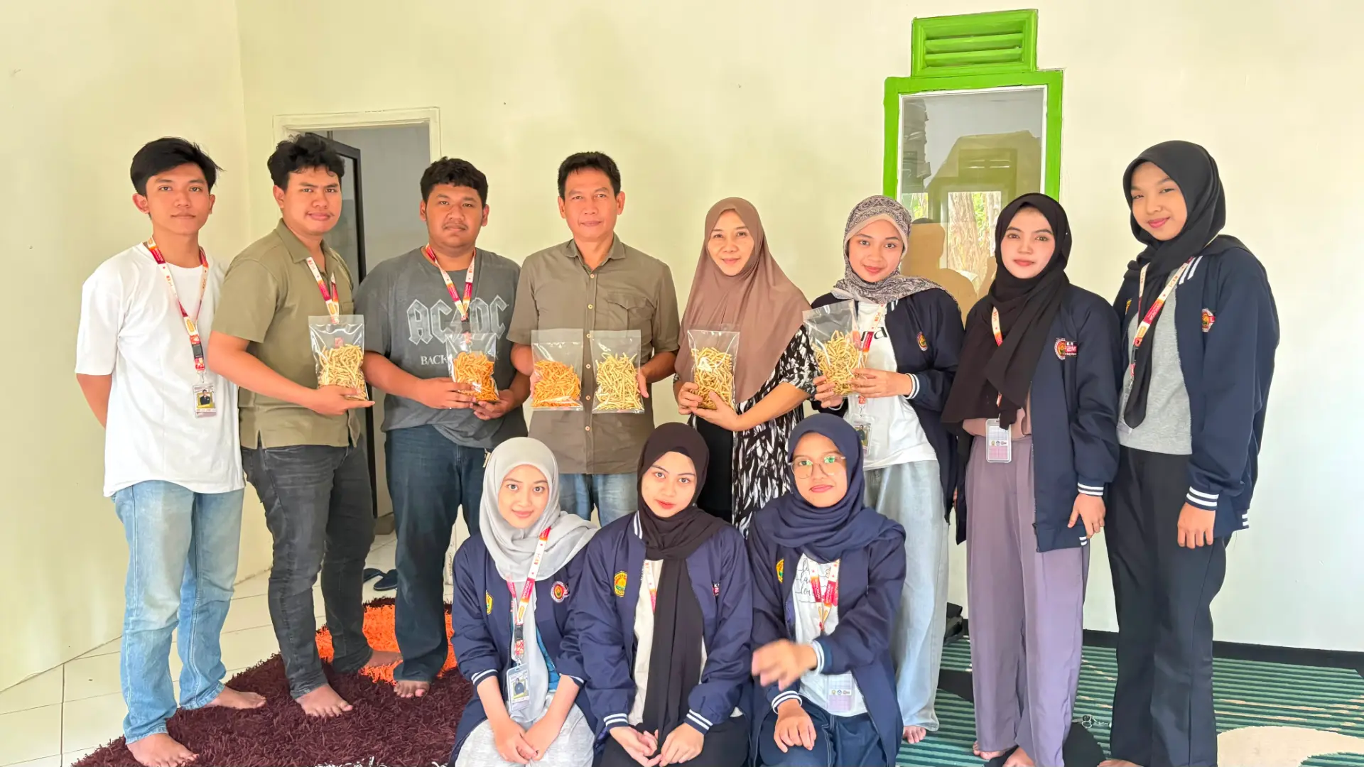 Belajar Pembuatan Stik Lele dan Mencoba Varian Rasa Baru Bersama BUMDes
